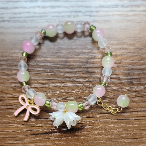 Pink and White Beaded Bracelet with Bow Charm - Picture 1 of 2
